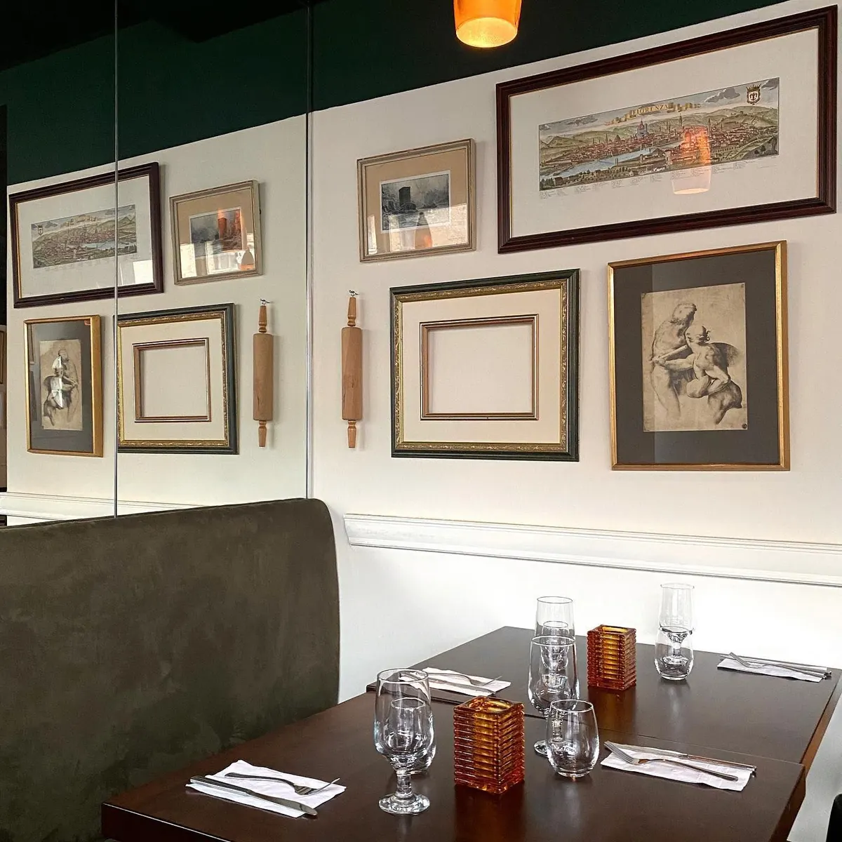 Une banquette près du mur de cadres